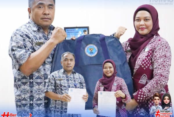 Optimalkan Upaya P4GN di Tanggamus, BNNP Lampung Pinjam Pakai kan Rompi Anti Peluru Kepada BNNK Tanggamus Optimalkan Upaya P4GN di Tanggamus, BNNP Lampung Pinjam Pakai kan Rompi Anti Peluru Kepada BNNK Tanggamus; Kepala BNN Provinsi Lampung Brigjen Pol Budi Wibowo,SH,S.IK,MH Diwakili Kabag Umum Maximillian Sahese, A.P serta Didampingi Ketua Tim Kerja Sarpras Wahyu Aria Sakti, S.H, M.H, M.M Menyerahkan Alat Pelindung Diri Personil Berupa Rompi Anti Peluru Sebanyak 5 Unit Kepada Kepala BNNK Tanggamus yang Diterima Langsung Oleh Kepala BNNK Tanggamus Diani Indramaya, S.Pd, M.Si, Kepala BNNK Tanggamus Menyampaikan Kondisi Kerawanan di Wilayah Kabupaten Tanggamus Khusus nya Pada Keselamatan Personil BNNK Tanggamus Saat Menjalankan Tugas nya, Kabag Umum BNNP Lampung Menyampaikan Pesan Kepada Seluruh Jajaran BNNK Tanggamus Untuk Selalu Berhati-hati dan Mempedomani Peraturan yang Berlaku, Dilanjutkan Dengan Penandatanganan Berita Acara Serah Terima dan Penyerahan Alat Pelindung Diri Berupa Rompi Anti Peluru.